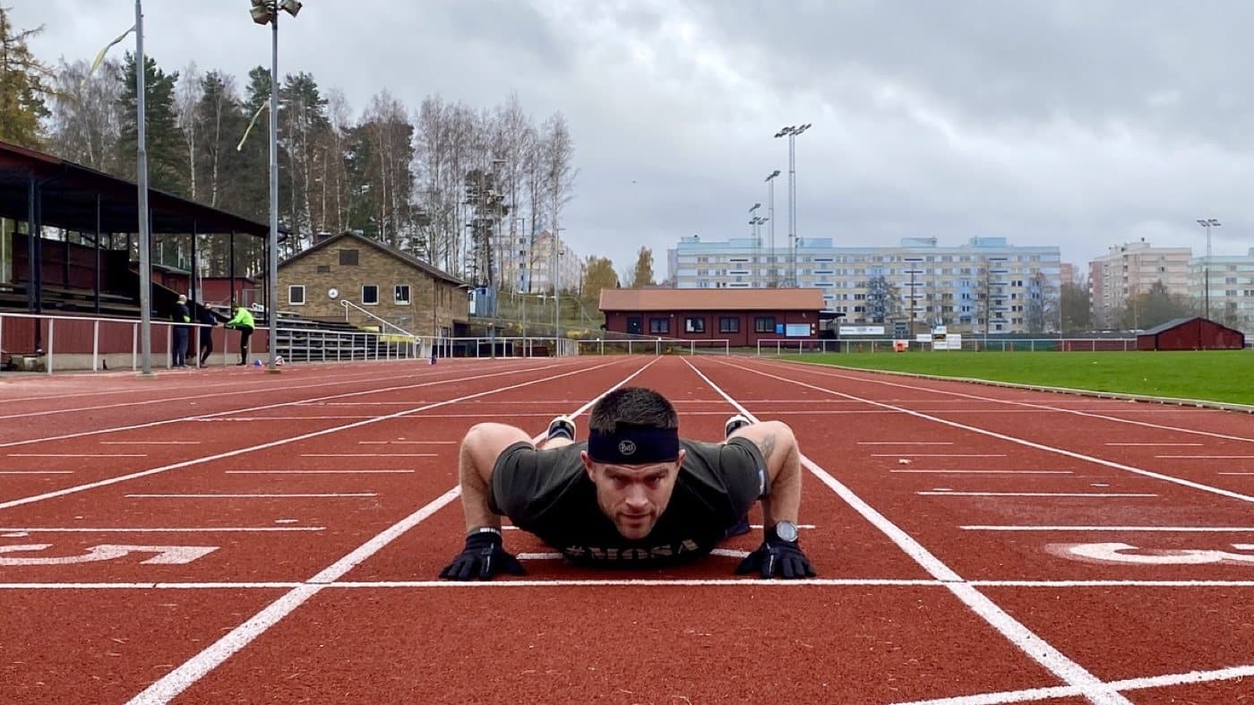 Patrik Widell doing a burpee on a running track during the 100-day challenge